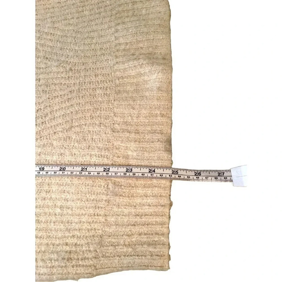 EXPRESS Cozy Capped Sleeve Crew Neck Sweater. - Picture 8 of 11